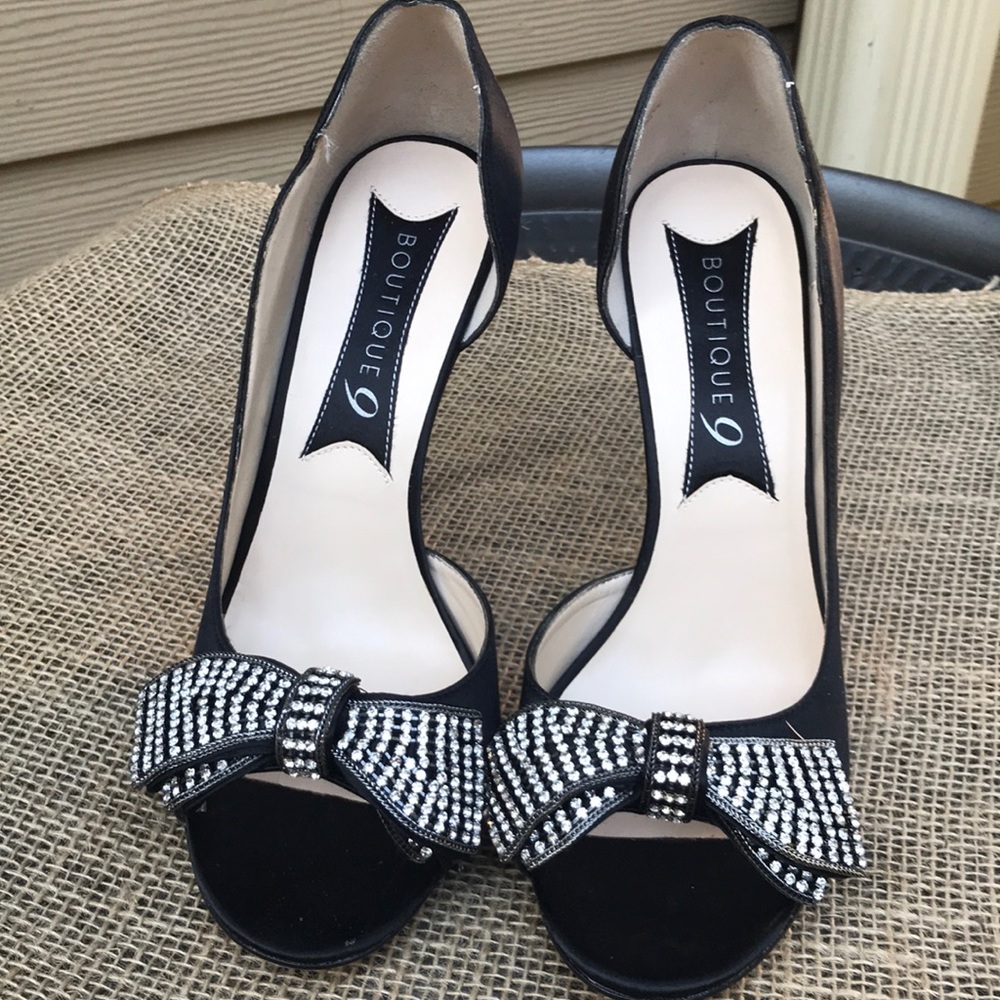 Peep toe pumps